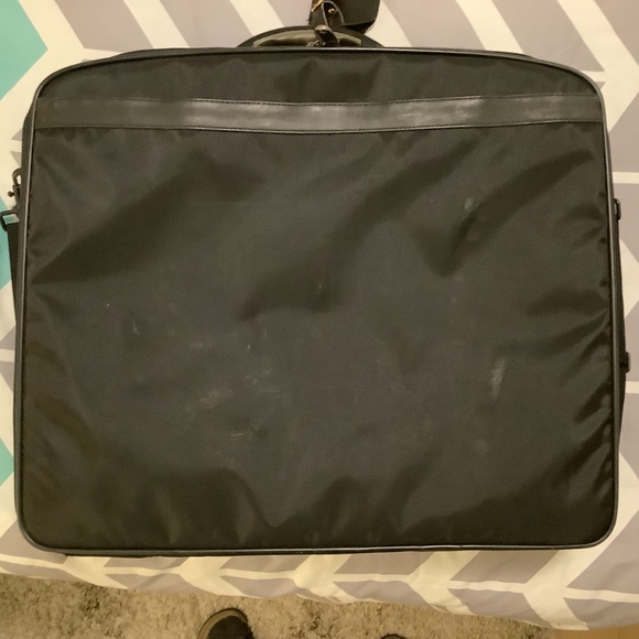 Large format laptop carry bag, with lots of space for accessories. - Picture 3 of 7